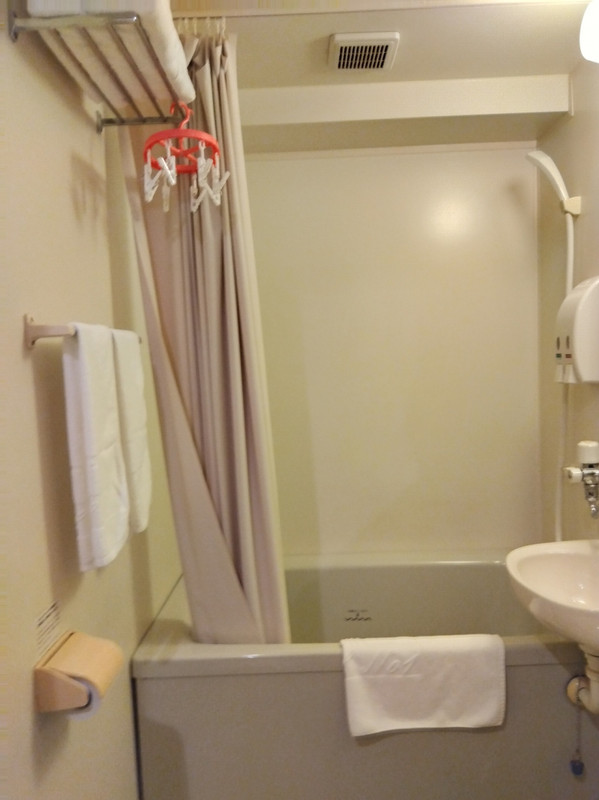 浴室にタオルを干すためのタコ足がかかってるのがご愛敬