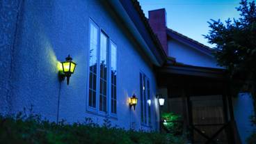 施設の正面 (日没後) / 5