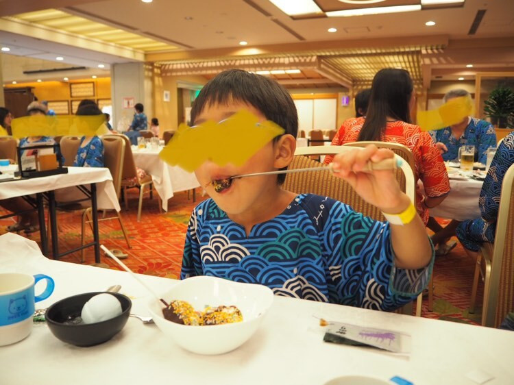 バイキング形式で、大人も子どもも好きなものを味わえるのが嬉しい。セットの飲み放題には、子どもが楽しめるソフトドリンクも / 2
