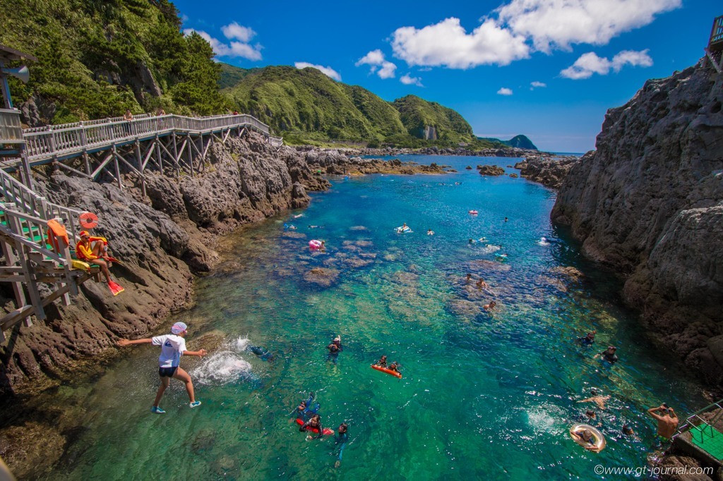 赤崎遊歩道で透き通る海へダイブしよう！「神津島（こうづしま）」4059939