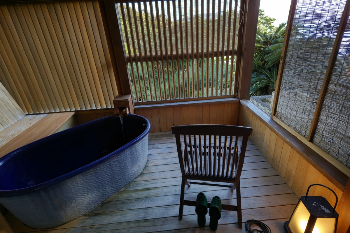 部屋の露天風呂は温泉で、雰囲気も良し。