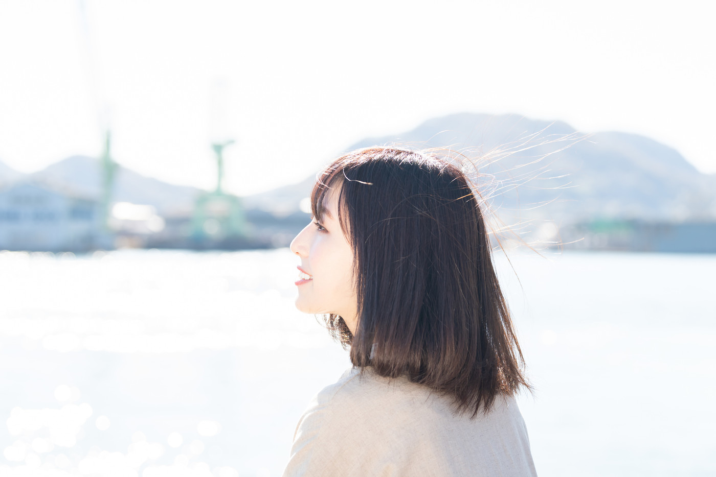 海辺でリラックスする女性