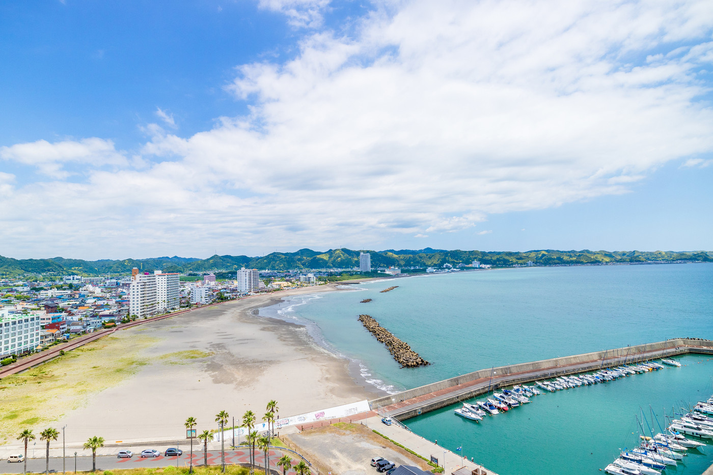 鴨川市の海岸と町並みを空撮