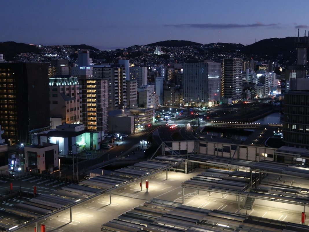 同じくバルコニーから見た市街地の夜景