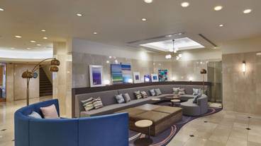 青い色で統一されたロビー / 2