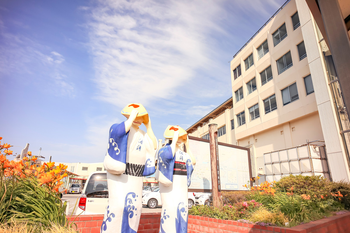 両津港ターミナル おけさ人形