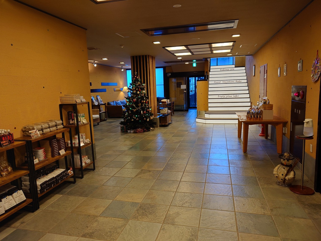 ロビー内、ワンコは抱っこです