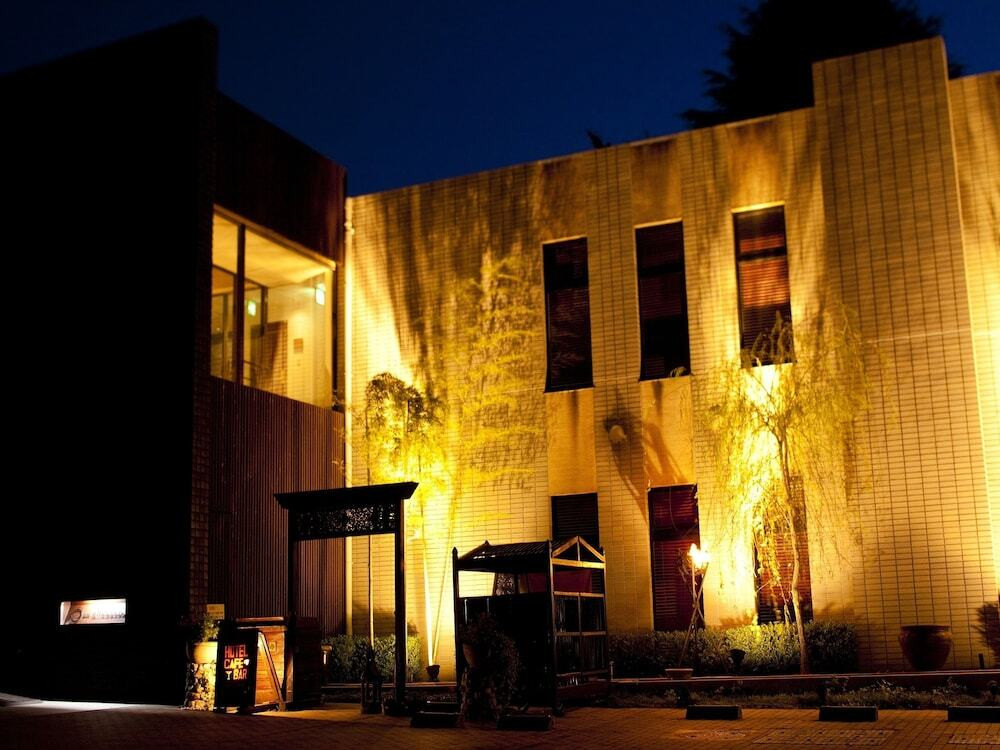 施設の正面 (日没後)