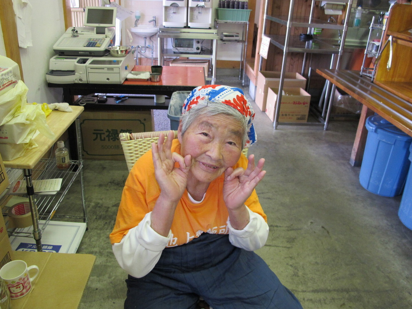 「池上製麺所」内観 891745 現役看板娘（笑）「るみばあちゃん」