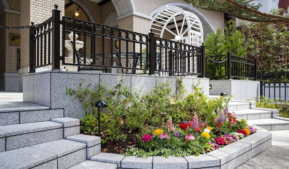 ロマネスク様式の中庭
優雅な朝を過ごそう / 1