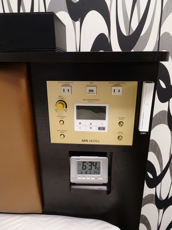 ベッド横のコンセントやUSBなど