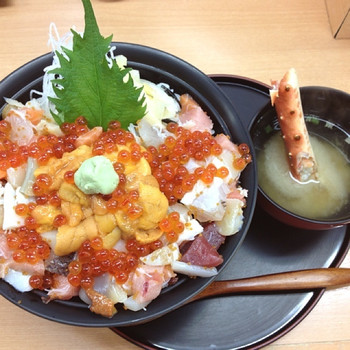 「寿司処 けいらん」料理 678435 まけない丼☆

北海道最終日の朝ご飯☆観光がてら二条市場へ来たんで、観光客らしく海鮮丼をいただきました♡
色んな具材がギュッて入ってて美味しかったです！٩(๑´ڡ`๑)۶