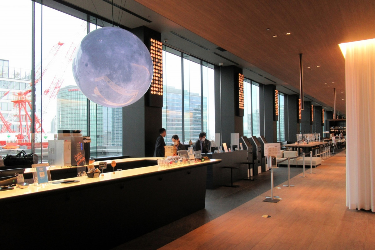 大きな月のオブジェが印象的です