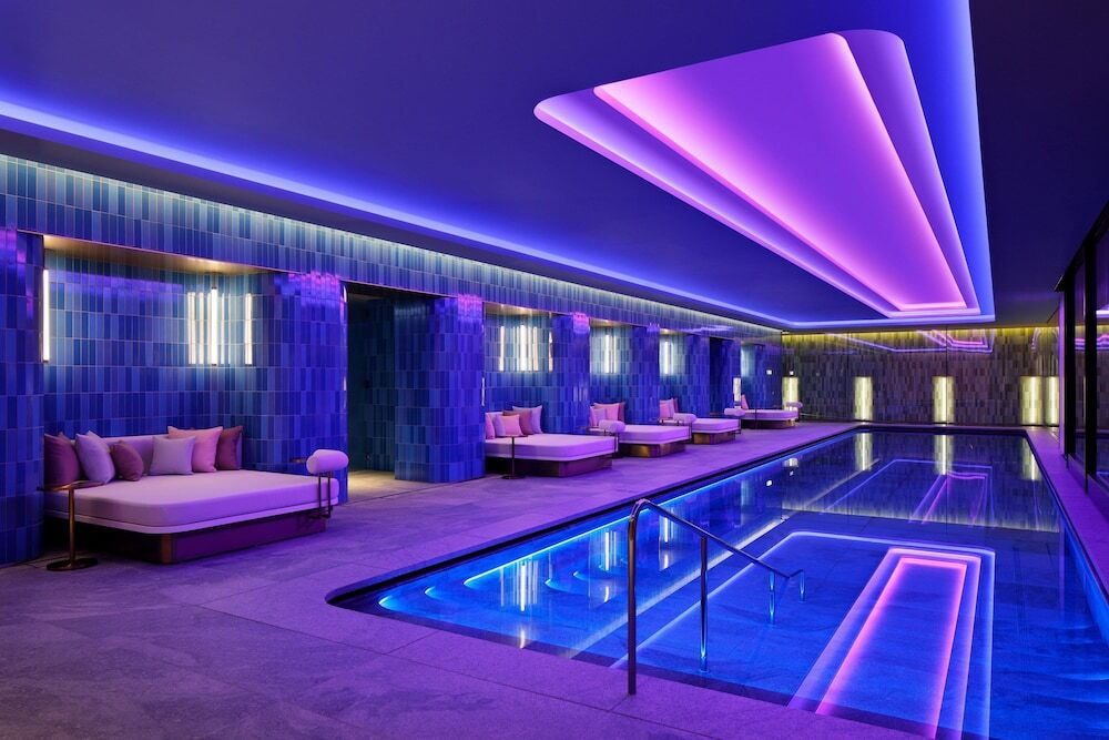 御堂筋に出現したラグジュアリー＆ポップな大人の異世界4261219