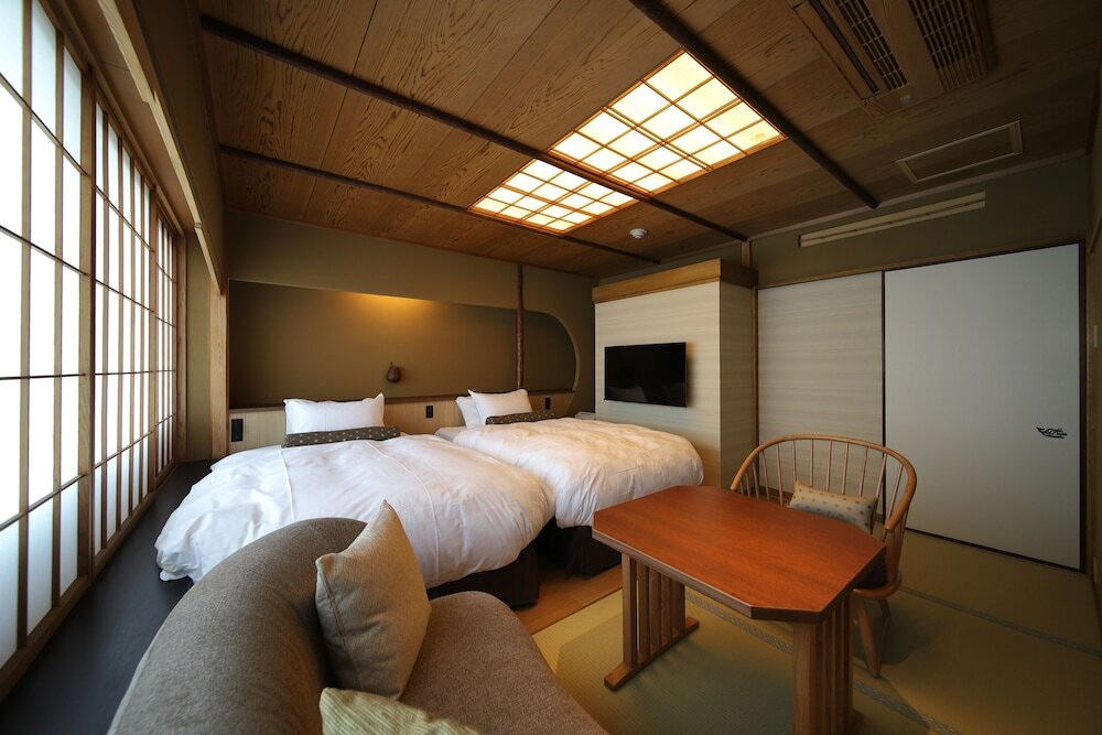 花器や香炉などが揃う客室に心が和む3626795