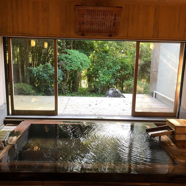 古代檜の浴槽は、森林浴と同等の癒し効果があるとされている / 1