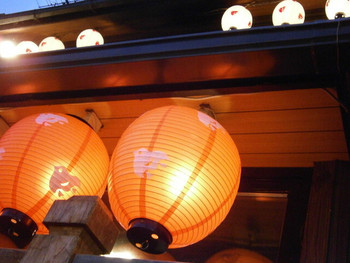 「山とみ」外観 621796 床よりお店の提灯を望む