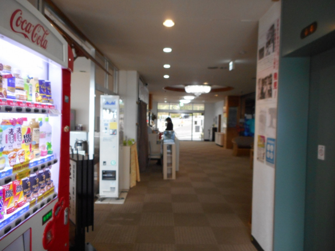 ６階の内部から玄関を見ています