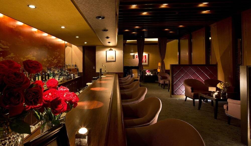 バー「キャッスルゲ－ト」 / 1