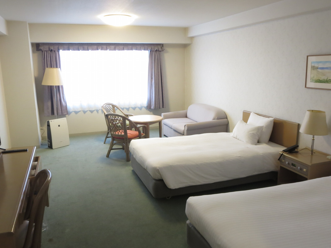 広いツインベッドの客室でした。