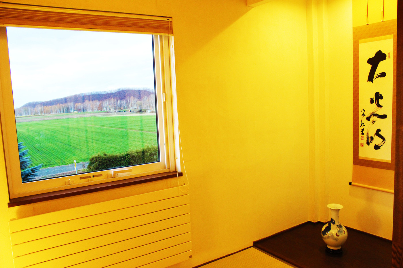 広大な田園風景にポツリと佇む「和」を基調とした小さな宿 4287635