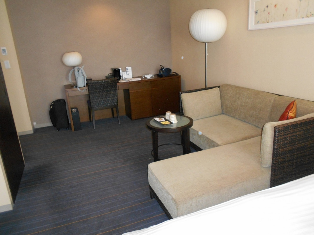 机もあり、結構広い部屋