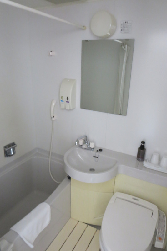 手狭じゃないバスルームですが、湯温は自動調整ができないです。