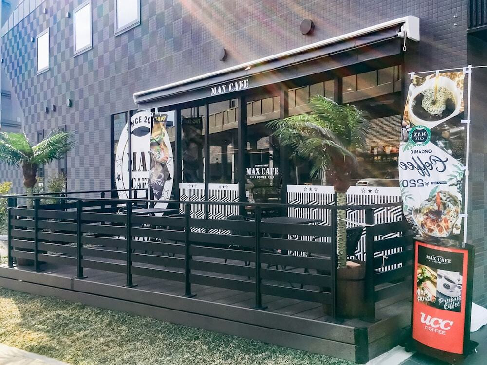 施設の正面 (日没後)