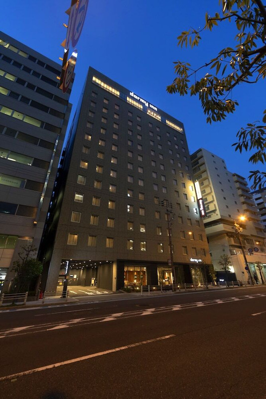 施設の正面 (日没後)