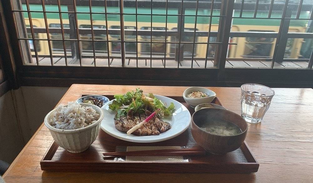 「ミンナミ食堂」で
ハンバーグランチ / 1