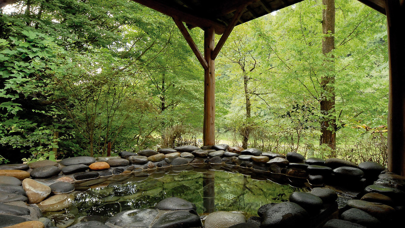 春夏秋冬で顔を変える露天風呂3959673