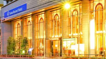 施設の正面 (日没後) / 1