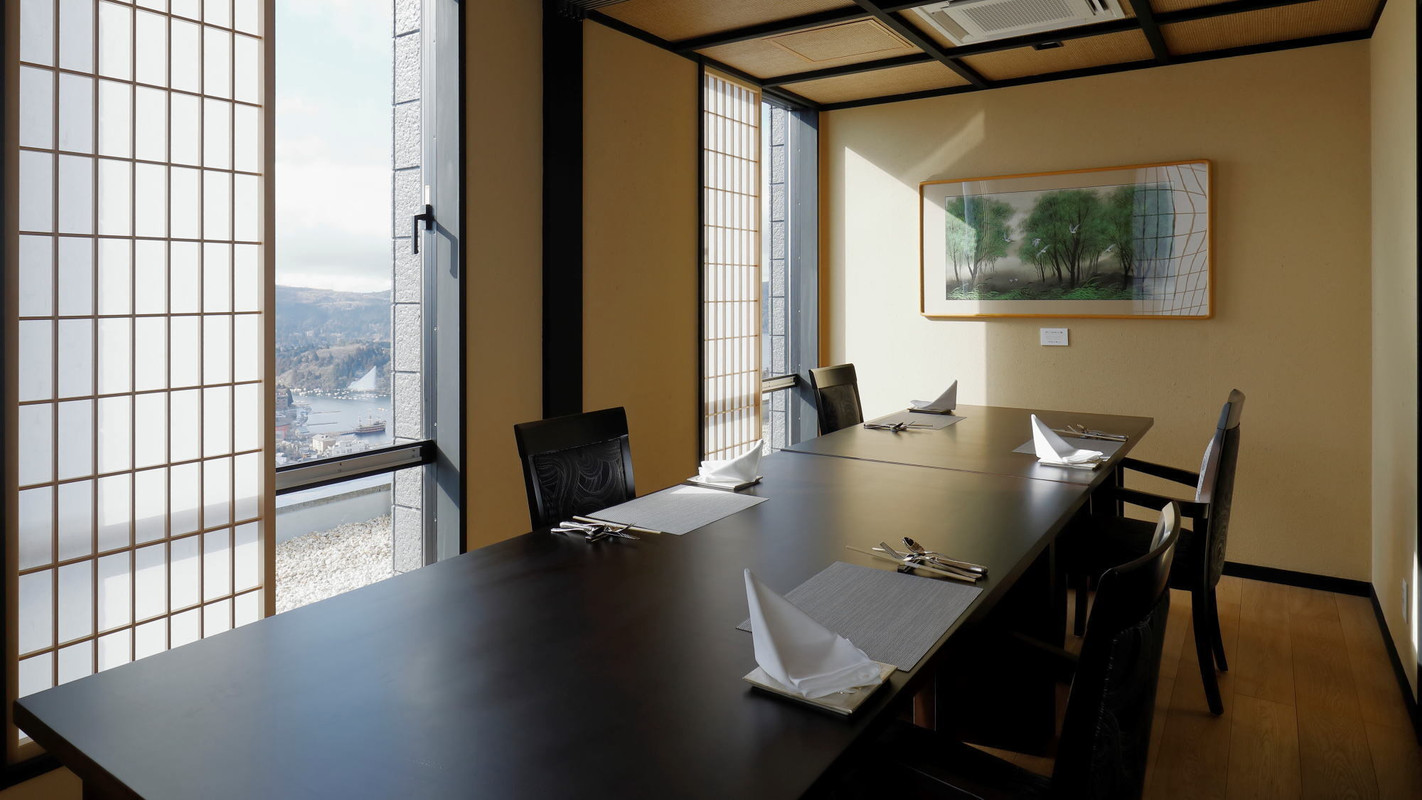 フレンチレストラン パルテール テーブル