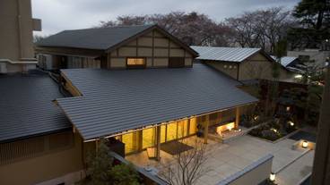 施設の正面 (日没後) / 1