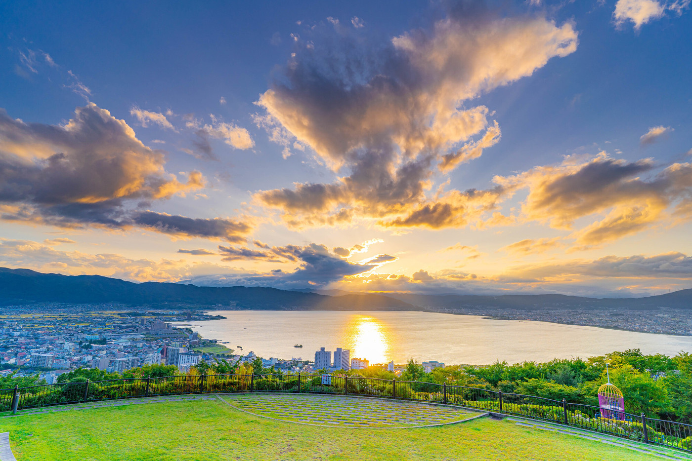 立石公園から見る夕焼けの諏訪湖　【長野県】