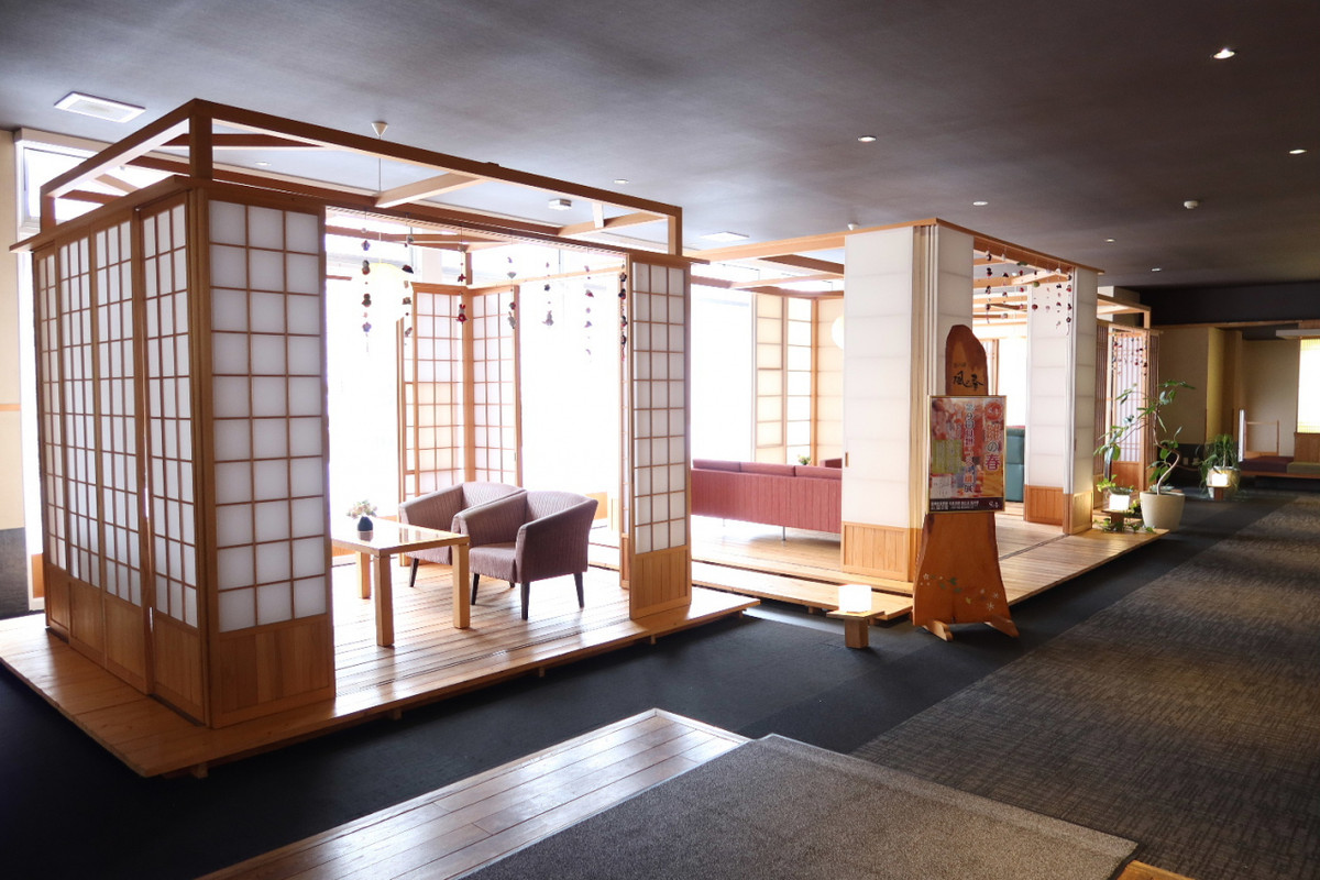 ホテルロビー。モダン和テイストって感じで、素敵です。