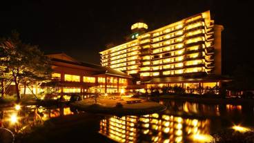 施設の正面 (日没後) / 1