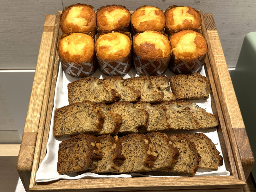 朝食時のマフィンがおいしい。ヒルトン名物バナナブレッドもある