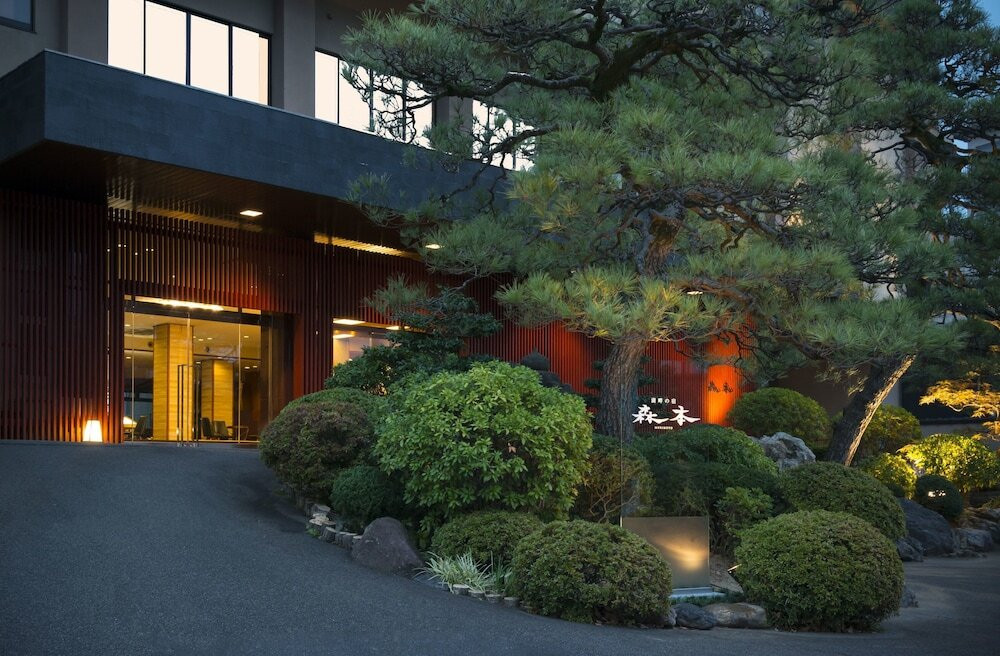 施設の正面 (日没後)