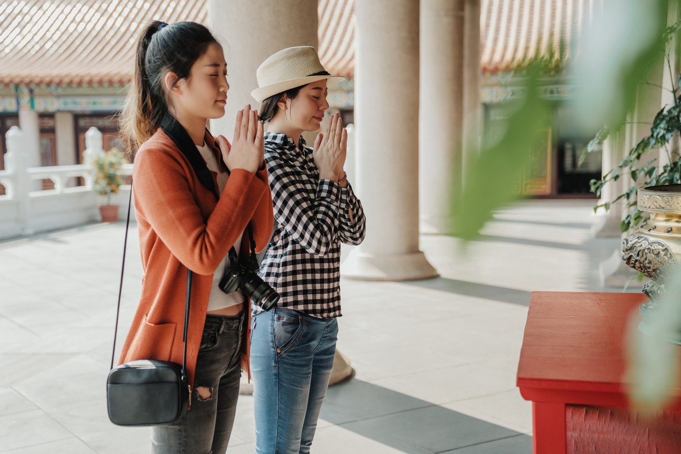 asian girls travelers pray at Buddhist temple