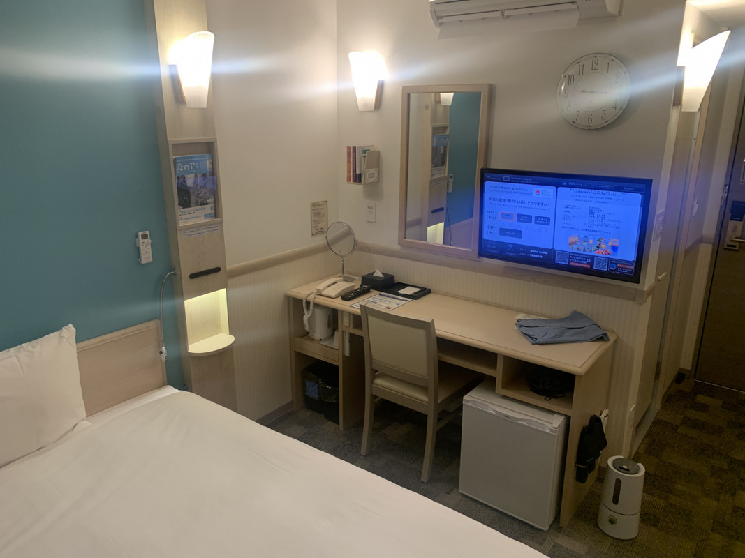 机やテレビ。機能的にまとまっていて使いやすかったです。