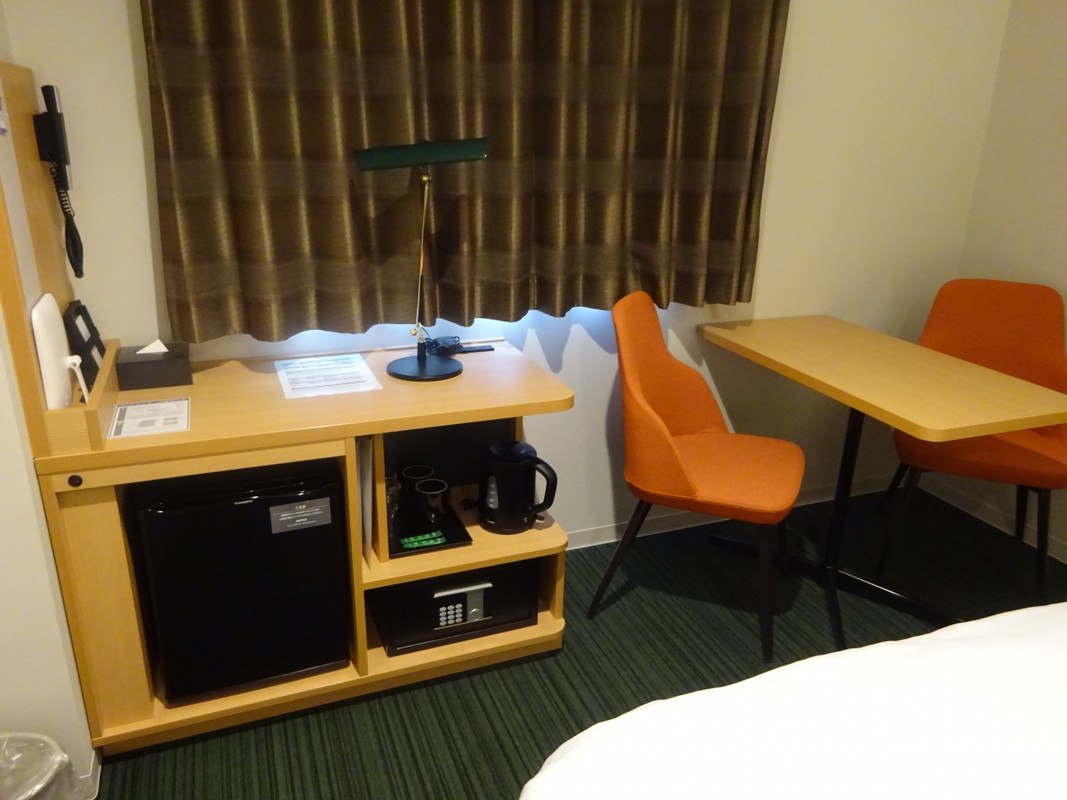 小さいけどテーブルと椅子があるので部屋で食事も可能