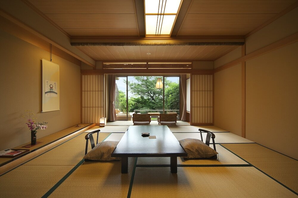 客室内のダイニングエリア