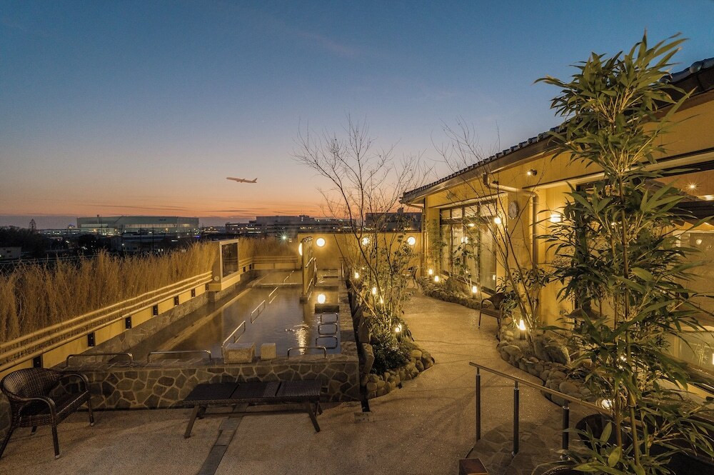 温泉に浸かりながら飛行機を眺められるホテル4281401