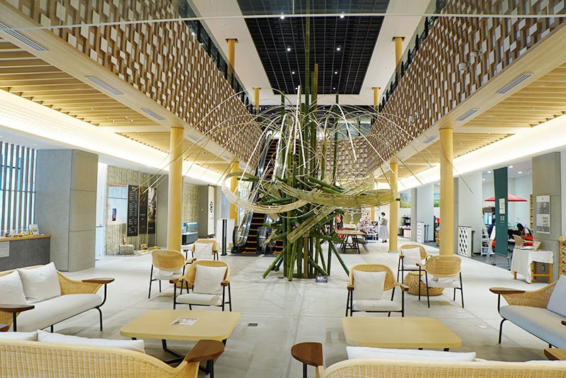 一階吹き抜けのデザインデコレーションも素敵