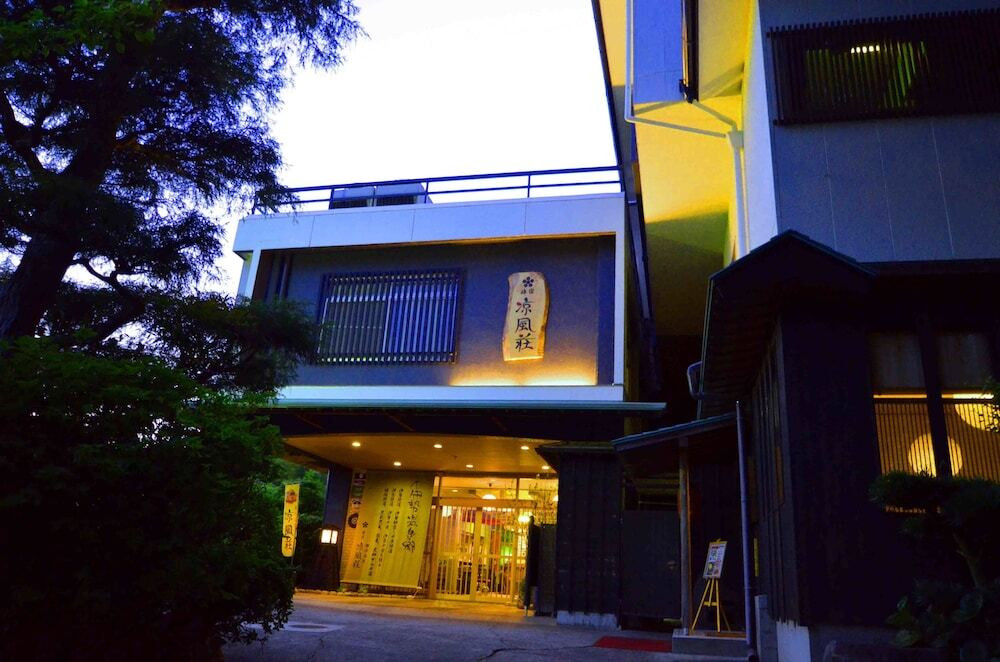 施設の正面 (日没後)