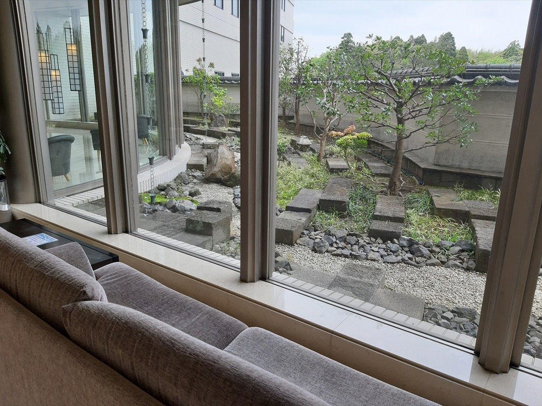 ロビーから洗濯室へと向かう廊下沿いには日本庭園風のスペースが