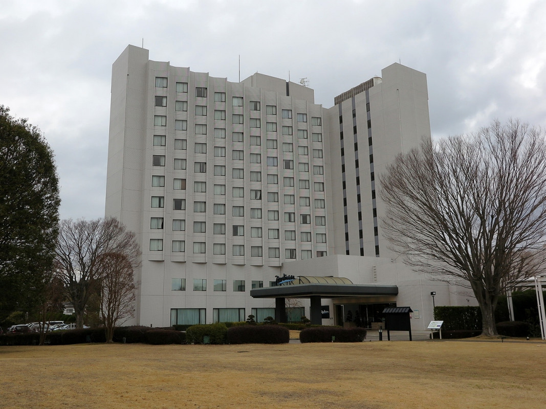 広い敷地の一角に白亜のタワーウィング