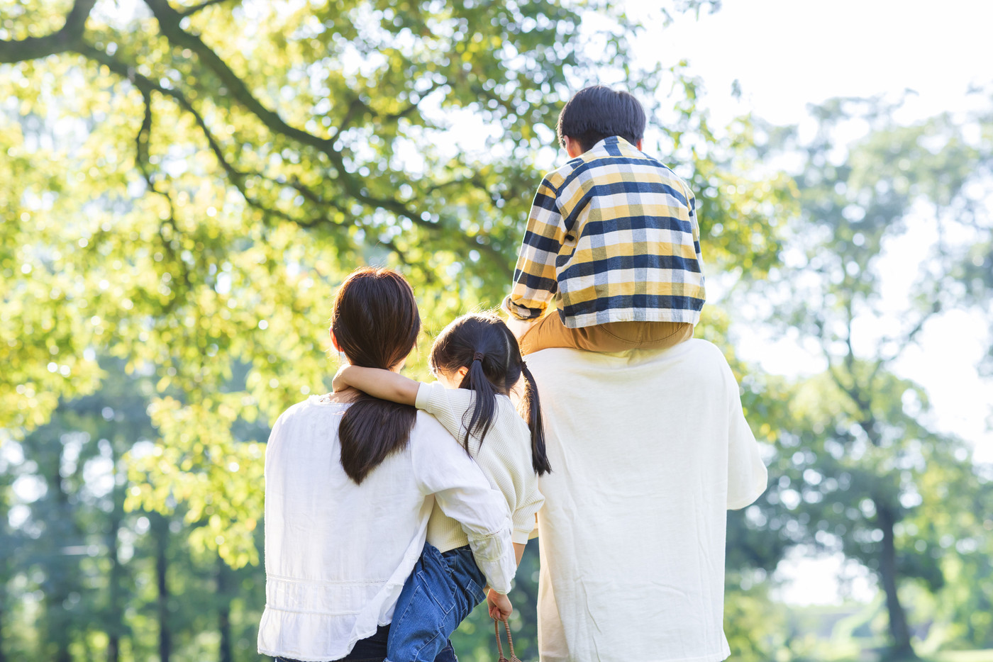 公園を散歩する仲良し家族