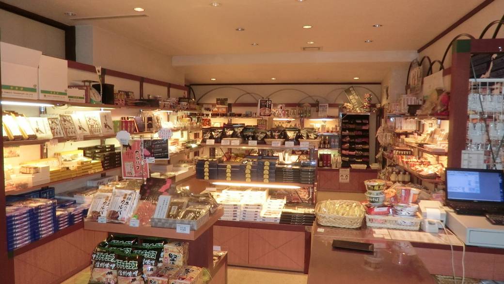 ここでだけ買えるお土産も / 1